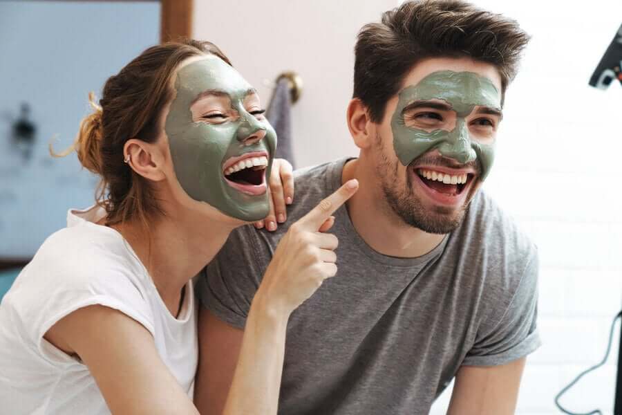 A imagem mostra um homem e uma mulher em uma rotina de cuidados com a pele facial.