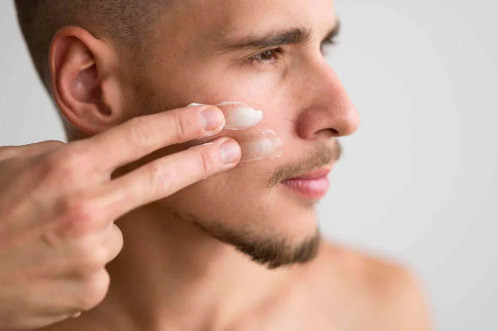 Cuidados de skincare na pele masculina.