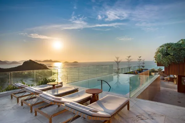Piscina externa com vista para o mar em Copacabana