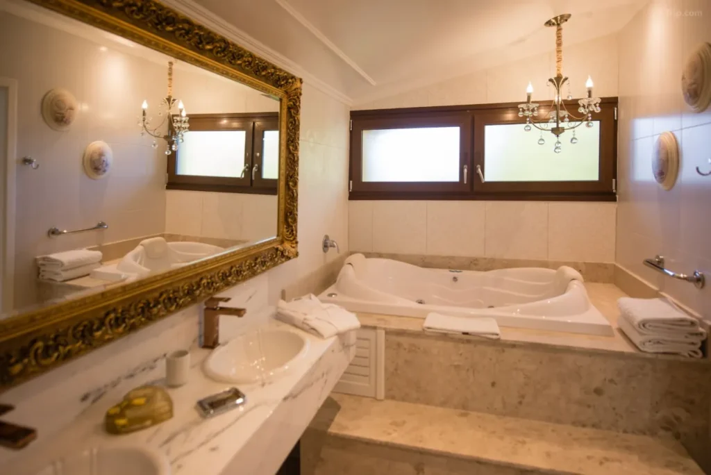 Quarto com banheiro de hidromassagem em Gramado