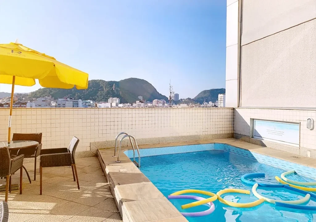 Piscina no terraço de Copacabana
