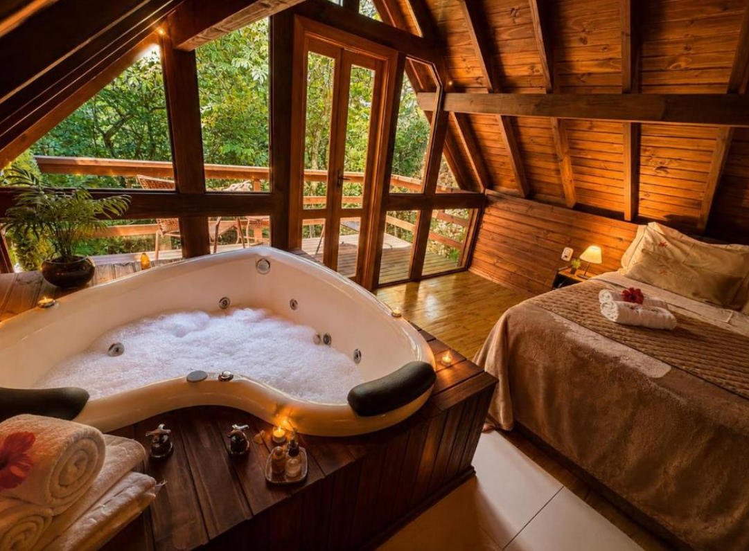 Cabanas românticas em Gramado - opções com lareira e hidromassagem