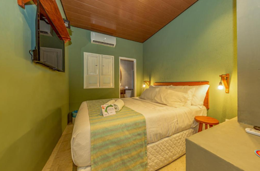 A EcoCharme Pousada Varandinha é uma boa opção para quem busca conforto, praticidade e uma localização conveniente para explorar Fernando de Noronha