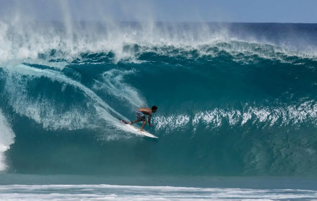Qual o melhor mês para surfar em Fernando de Noronha