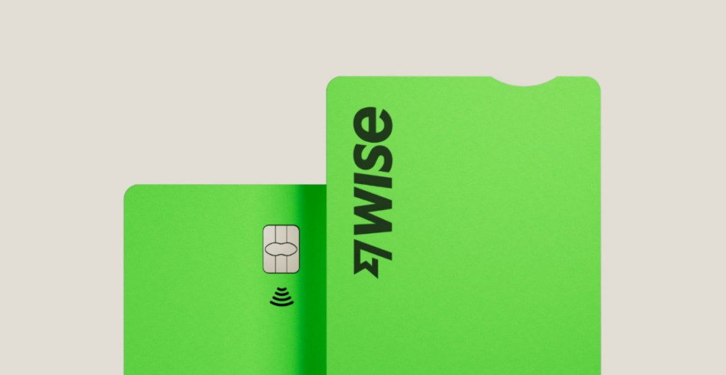 Dois cartões verdes da Wise sobrepostos, com o cartão da frente exibindo o logotipo da marca.